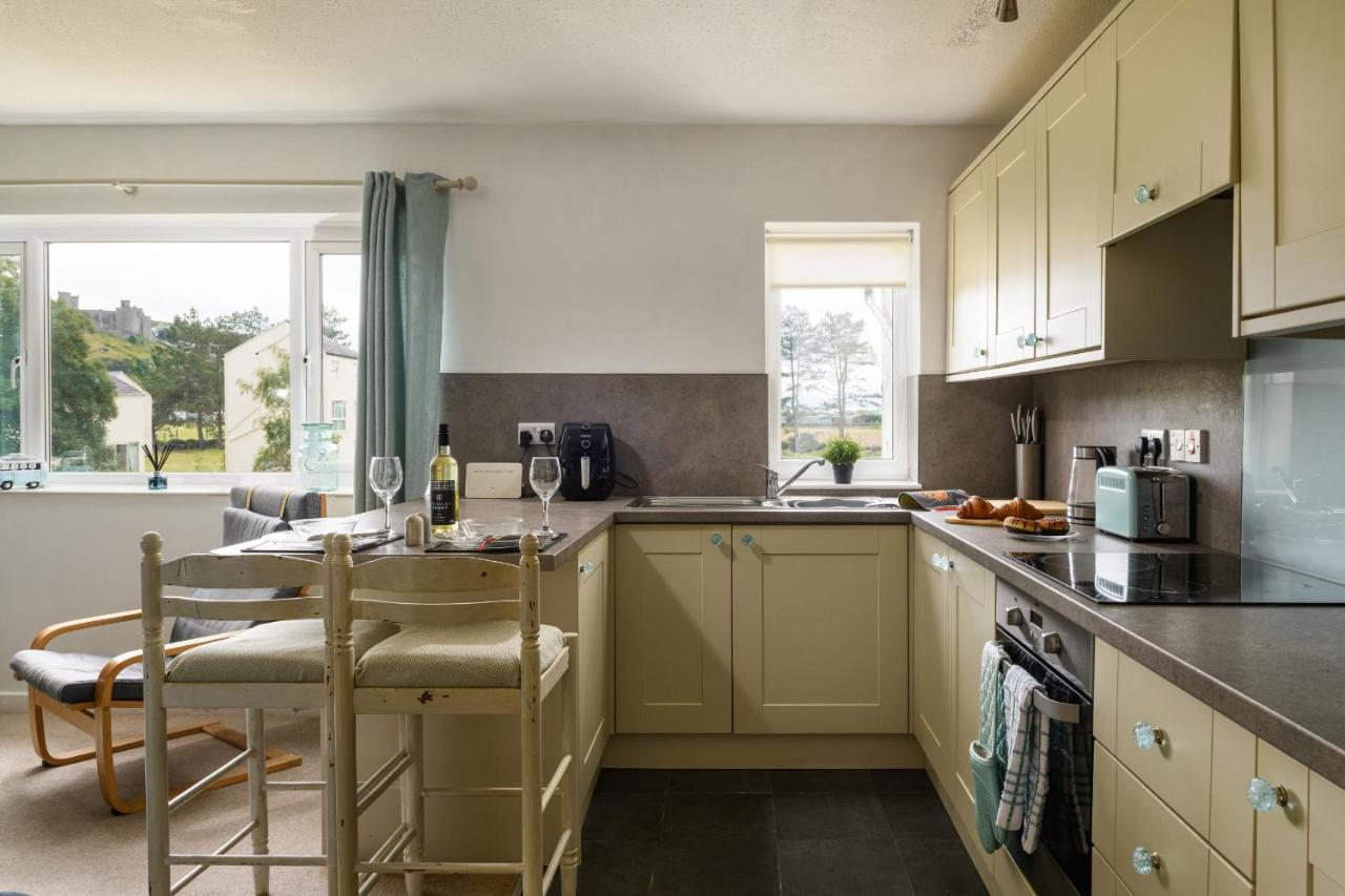 Finest Retreats - Golygfa O'R Castell - Castle Views Apartment ฮาเลค ภายนอก รูปภาพ