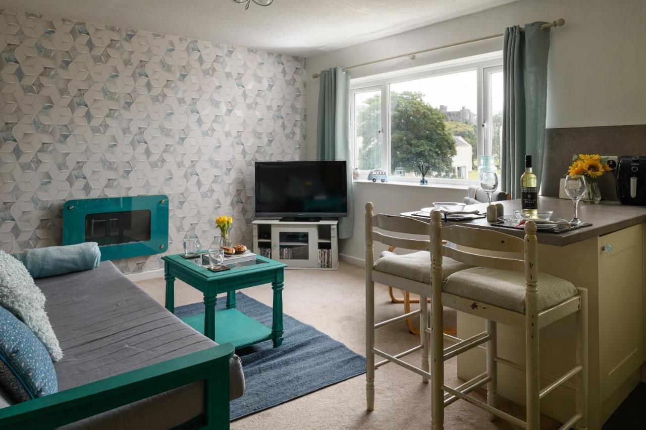 Finest Retreats - Golygfa O'R Castell - Castle Views Apartment ฮาเลค ภายนอก รูปภาพ